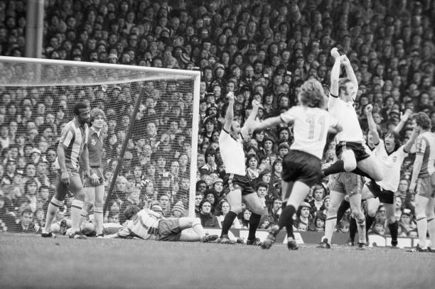 足球规则解析:点球和任意球都属于定位球吗?