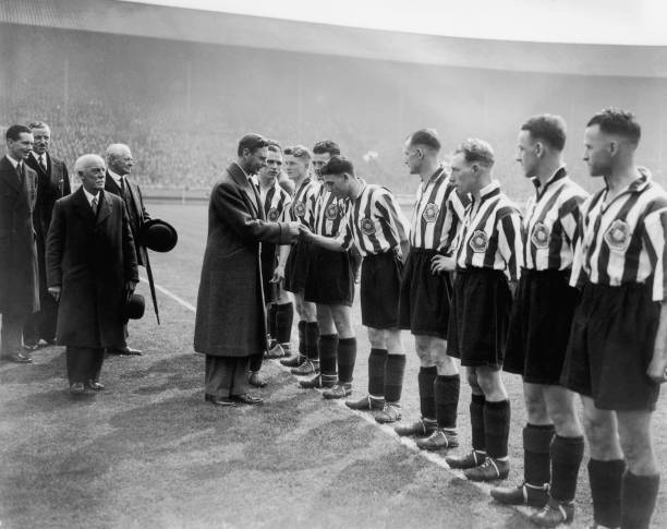 足球教学:如何正确理解禁区内的越位判罚