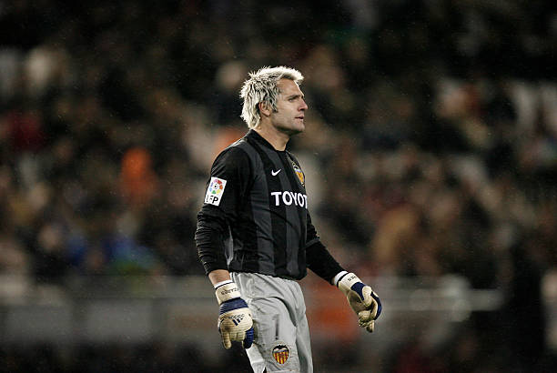 足球场几何学:如何准确计算点球点到球门的距离?