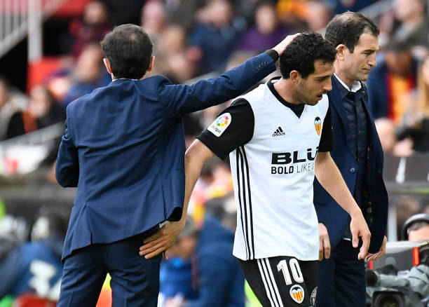 裁判出示红牌后,球队能否用替补填补空缺?