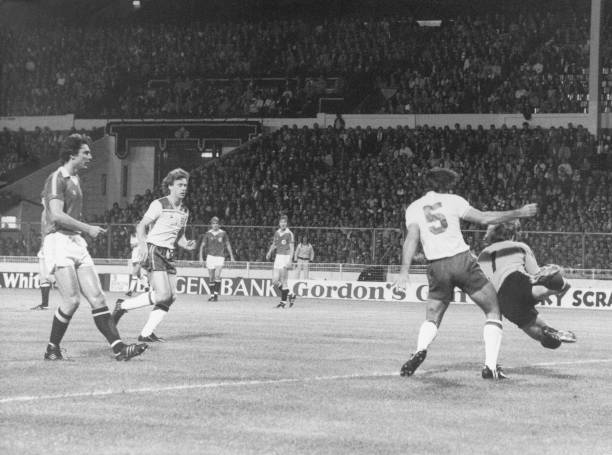 轻量化设计,卓越性能:世界波足球鞋的优势