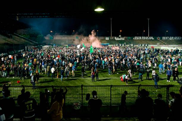 郭艾伦欧洲步晃过防守,精彩上篮集锦!