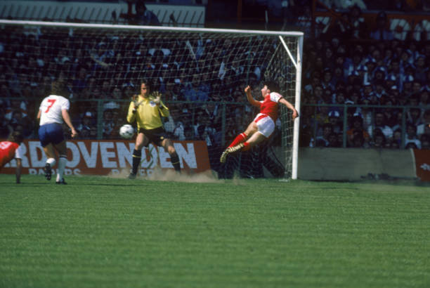 (将他置于一个更广泛的群体中进行对比和讨论)