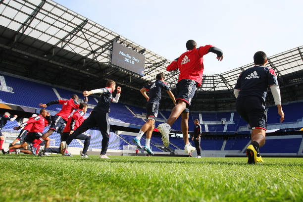 战术板分析:前腰和中前卫在不同阵型中的定位差异