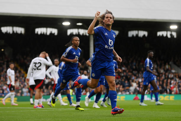 国足乌龙球名场面:队友一脸无奈,对手疯狂庆祝