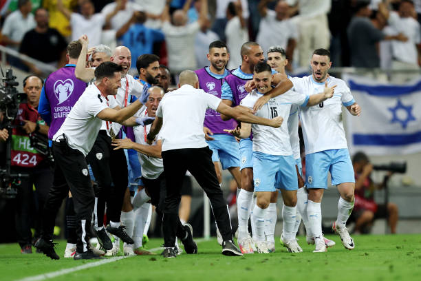 教练和球员如何利用本方半场越位规则制定战术?