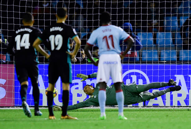 钢铁防线:现代足球中后卫的角色与挑战