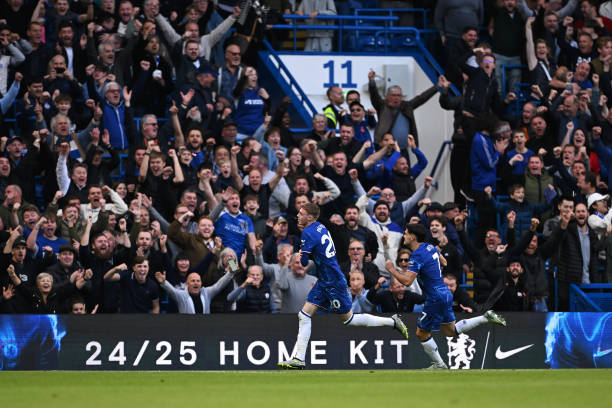 边线球守门员能否用手接球?规则解析