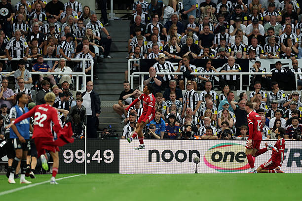 萨拉赫签名球鞋哪里买?线上拍卖平台VS实体店对比