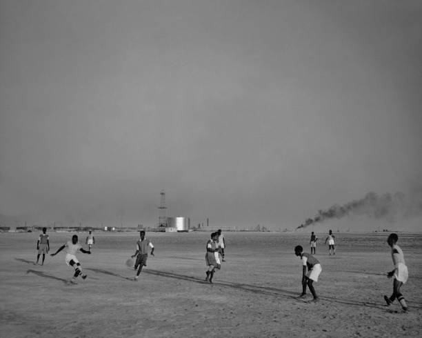 裁判手势解析:如何区分点球和任意球的判罚场景