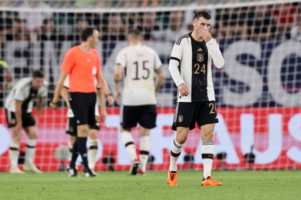 低平球 vs 高弧线球:不同边路传中脚法的优缺点与适用场景对比