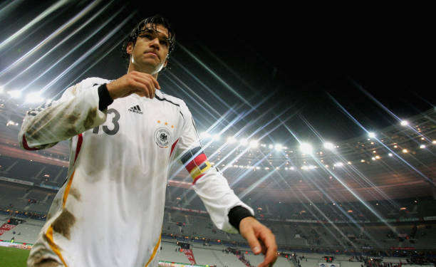 采用疑问句式,增加戏剧冲突和悬念