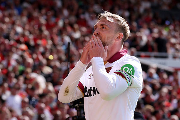 齐达内如何平衡皇马阵容中的超级球星与团队协作?