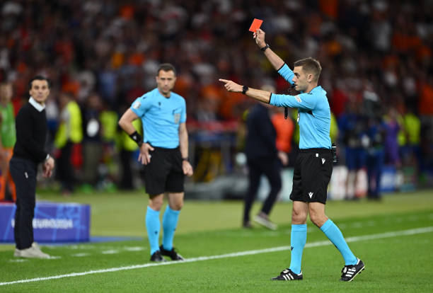 拱桥射门的物理学:角度、力量与精准的完美平衡