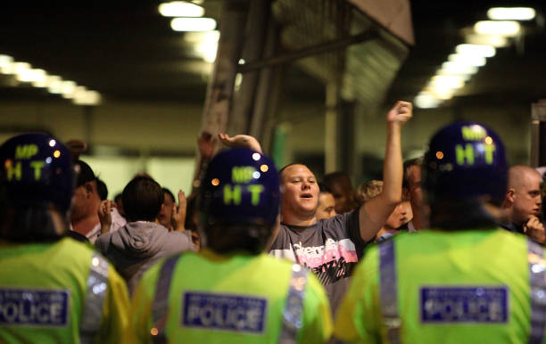 故意将球踢进对方球门算犯规吗?足球规则深度解读