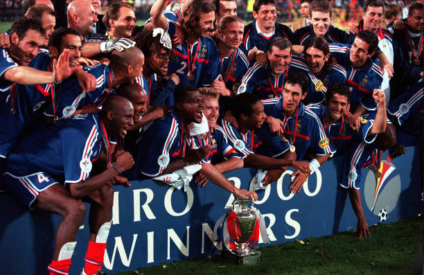 霸气与帅气兼具:马拉多纳的经典形象回顾