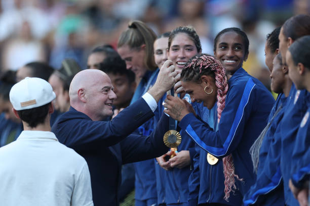 巴西队目前在世界足球排名中位列第几?