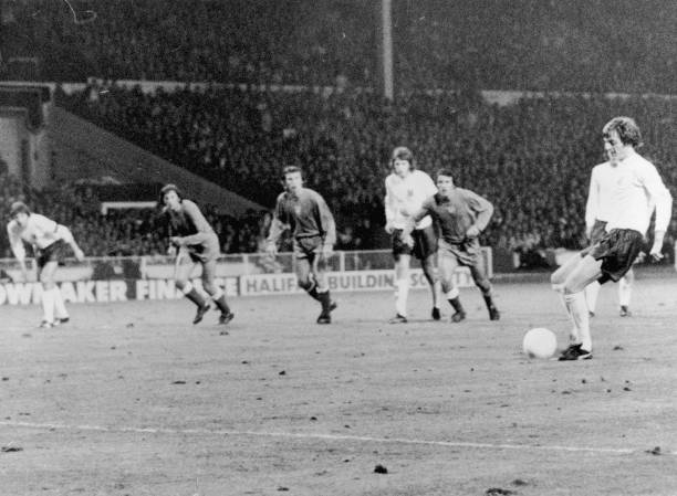 门将:手套是摆设?我用脸就能扑点球!