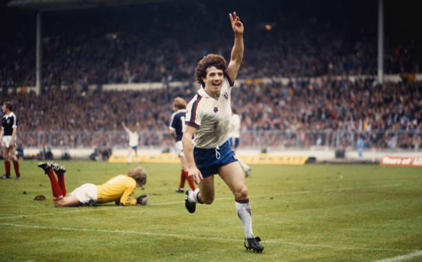 初中生七人制足球防守反击阵型:稳守快攻战术