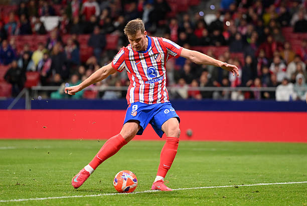 从贝氏弧线到C罗落叶球:足球物理学的演变