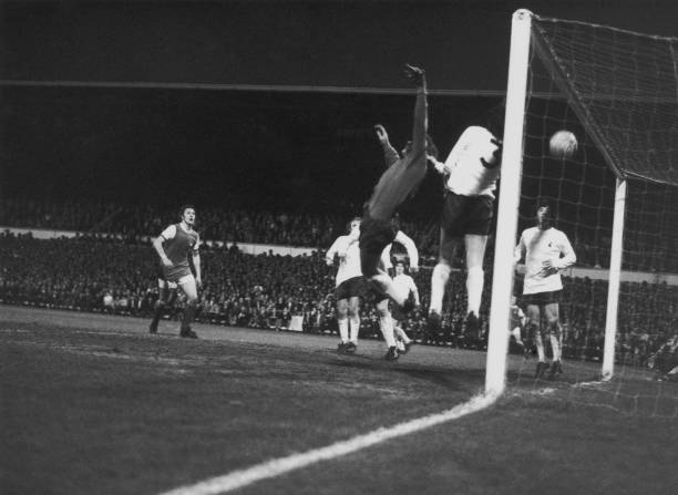 专业足球场尺寸:11人制比赛场地标准