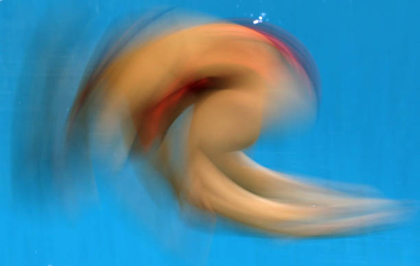 伏明霞第一次夺冠时年仅多少岁?