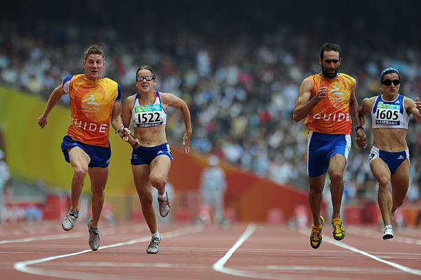 纵向跳高技巧:如何利用摆臂和腿部力量最大化跳跃高度