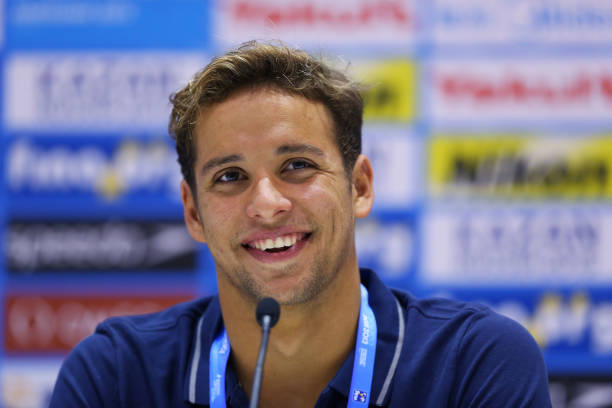 陈芋汐父母罕见曝光!一家三口温馨合影首次公开