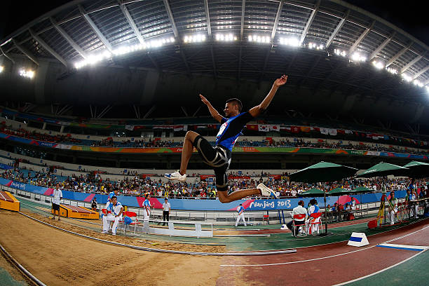 博尔特100米跑多少步?步数与速度的关系探讨