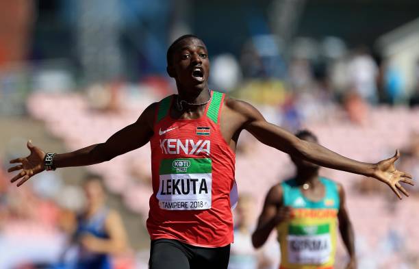 郭晶晶身着专业跳水服,展现优雅跳水风采