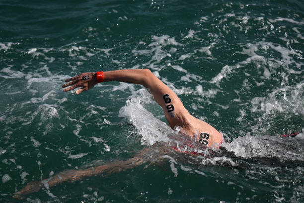 美食综艺高光时刻:吴敏霞老公小龙虾挑战实录