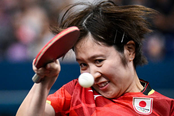 谁更厉害?看图讲述乒乓小选手的对决