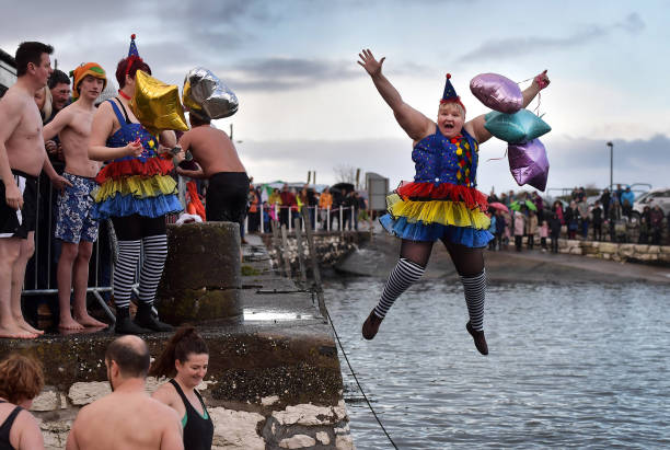 游泳比赛开始时发出的声音叫什么?