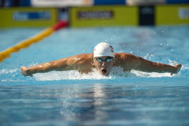 别人游泳带泳镜是为了看清水底,我戴泳镜是为了不让别人认出我