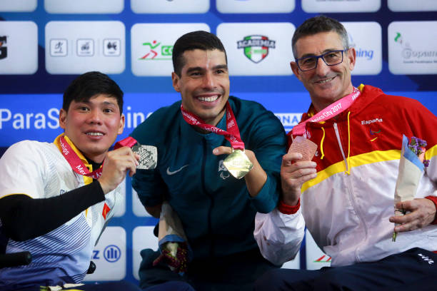 游泳馆里的动态场景:简笔画如何表现游泳动作