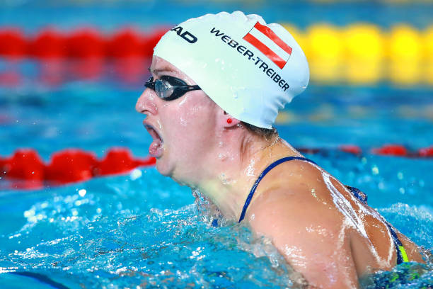 女生游泳训练强度大吗?青少年体能发展解析