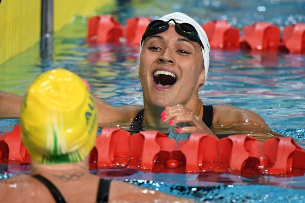 计算50米×20米游泳池在一公顷内的数量