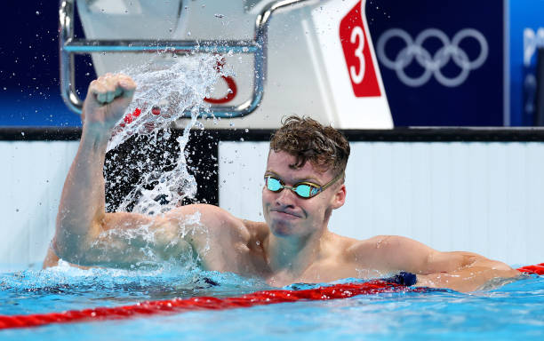 运动兴趣调查结果:游泳与跑步各10人