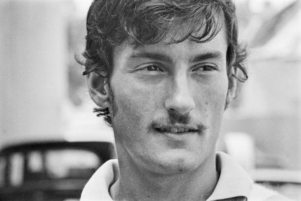 如何准确测量网球单打场地的宽度?