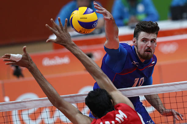 实战演示:排球裁判手势的正确使用方法