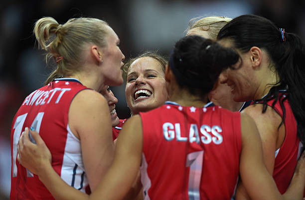 图解排球接发球技巧:提高一传稳定性的训练方法