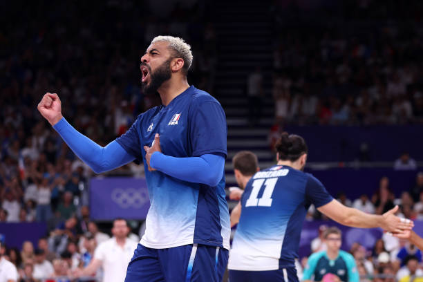 手绘排球场地示意图:尺寸与标记详解