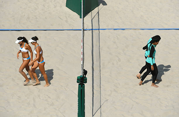 用画笔记录排球比赛:手绘艺术家的视角