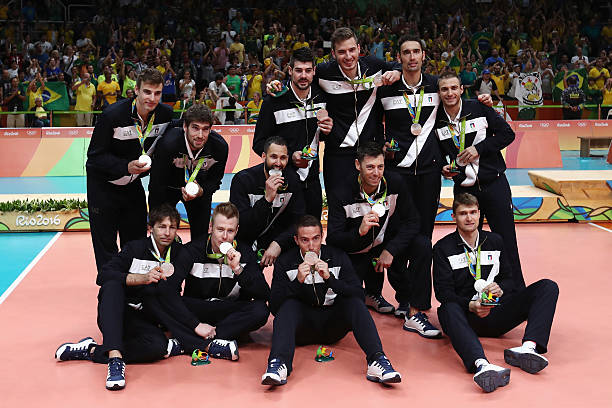 排球规则解析:发球失败后队员能否继续击球?