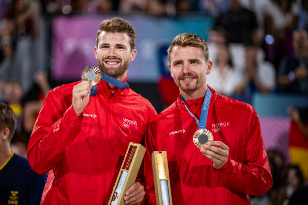 九人制排球站位规则全解析:球员位置与轮换示意图