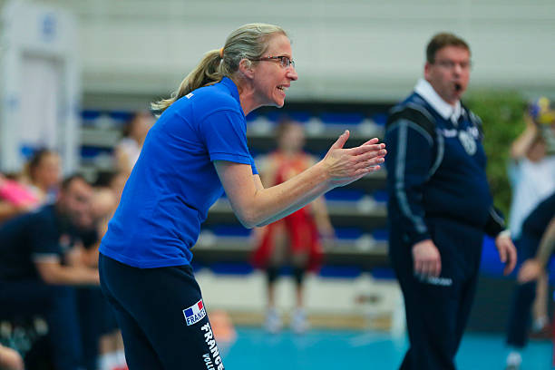 排球站位图解:六人制比赛中的常见阵型与变化