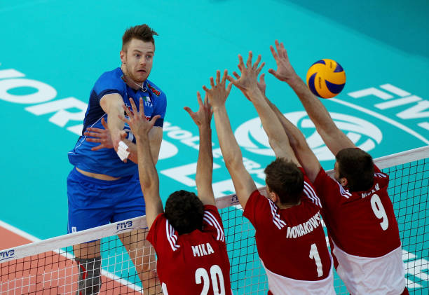 过中线犯规的判定标准:排球裁判视角解析