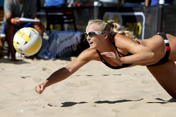 排球基础动作视频:掌握正确的准备姿势与站位技巧