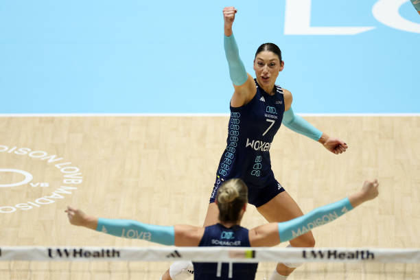 中国女排双子星:惠若琪与朱婷配合默契瞬间